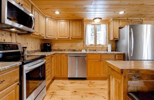 Franconia Casa | Adorable Log Cabin with Fast WiFi, Mountain Views, Deck, & Gas Fireplace