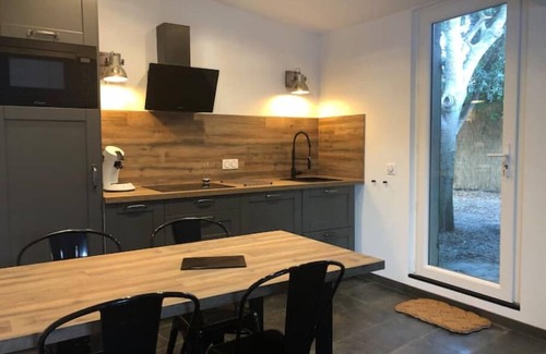 Quartier des Espesses Casa | Adorable Maisonnette Avec Jardin-patio et Piscine