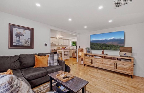 Jefferson Casa | Adorable Mountain View New Englander