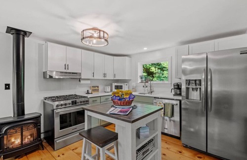 Jefferson Casa | Adorable Mountain View New Englander