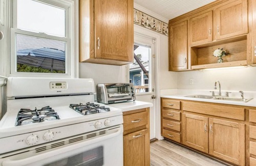 Navy Point Cabaña | Adorable Navy Point Cottage – Perfectly Located!