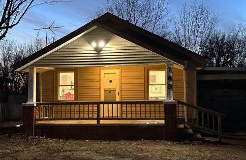 Wichita Casa | Adorable New West 3 BR 2 BA SMRT TV Coffee