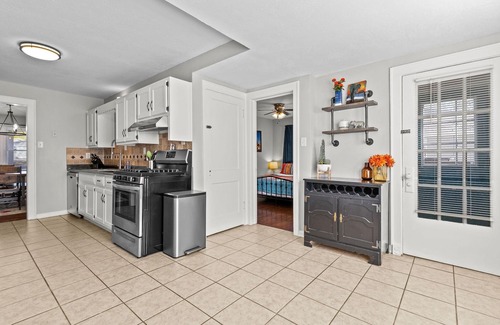 Ward Parkway Casa | Adorable Pet Friendly Waldo Bungalow