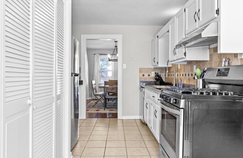 Ward Parkway Casa | Adorable Pet Friendly Waldo Bungalow