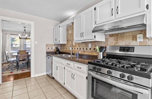 Ward Parkway Casa | Adorable Pet Friendly Waldo Bungalow