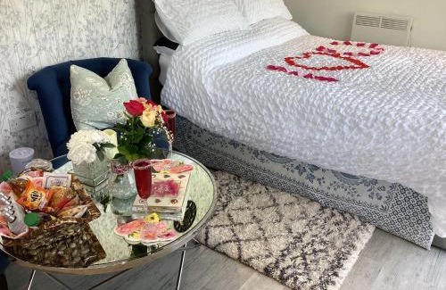Amlwch Apartamento | Adorable private couples retreat with hot tub