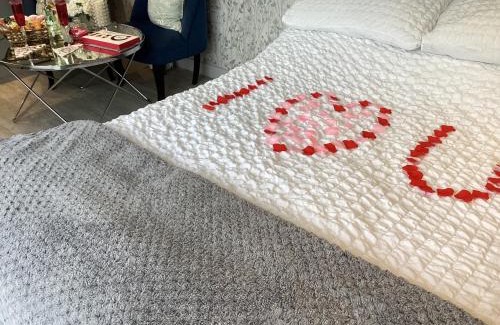 Amlwch Apartamento | Adorable private couples retreat with hot tub