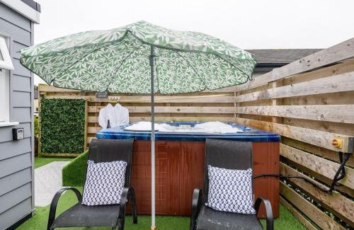 Amlwch Apartamento | Adorable private couples retreat with hot tub