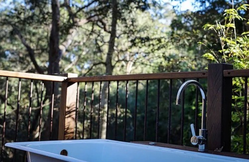 Sydney Cabina | Adorable private creekside cabin with outdoor bath