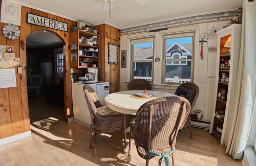 Stone Harbor Condominio | Adorable Second Story condo near the Beach and Heart of Stone Harbor!