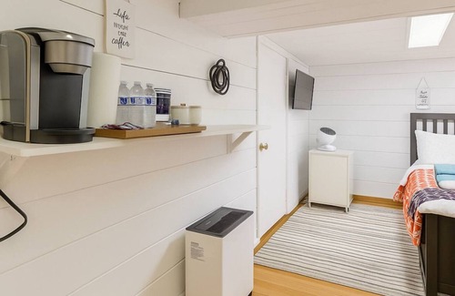 Medford Casa | Adorable Self Contain Basement room with WiFi in charming Medford