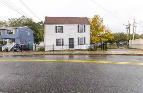 Medford Casa | Adorable Self Contain Basement room with WiFi in charming Medford