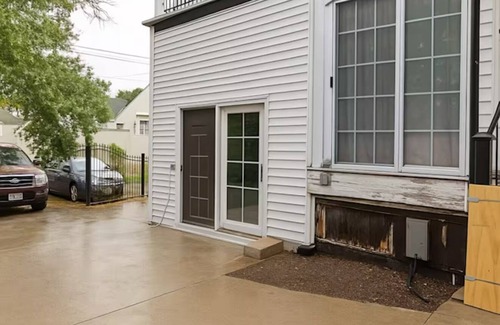 Medford Casa | Adorable Self Contain Basement room with WiFi in charming Medford