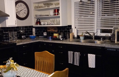 Edgar Springs Cabaña | Adorable, Small, romantic and cozy cottage with art studio