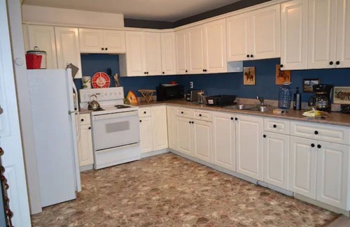 West Newton - Highway 10 Casa | Adorable spacious 1 bdrm suite