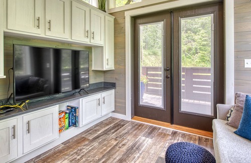 Qualla Casa | Adorable tiny bungalow with furnished, covered porch, large Smart TV, & W/D