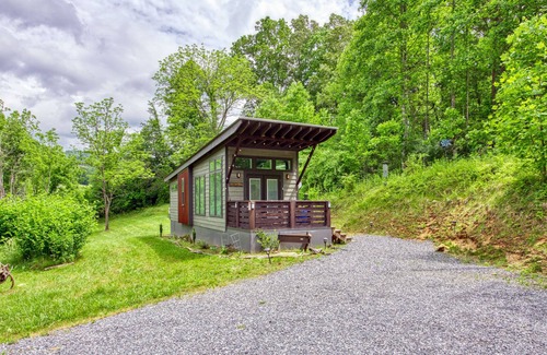 Qualla Casa | Adorable tiny bungalow with furnished, covered porch, large Smart TV, & W/D
