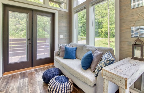 Qualla Casa | Adorable tiny bungalow with furnished, covered porch, large Smart TV, & W/D