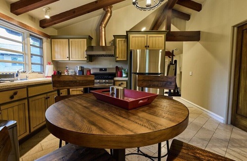 Camarillo Casa | Adorable Tuscan Get-Away Guesthouse with Gym