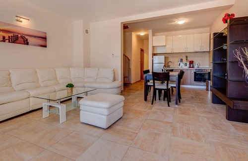 Kamenari Apartamento | Adria Port 3BD Apartment with Pool and Sea View
