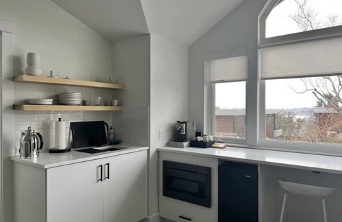 Norkirk Apartamento | ADU at 126 · Vaulted ceiling ADU studio apartment killer views