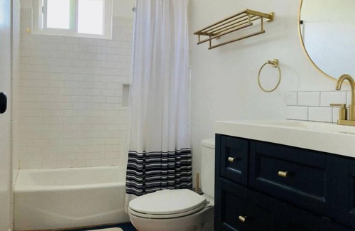 Sunset Park Cabaña | ADU with Private Treehouse Vibe! 2br, 1 bath top level of 2-floor ADU.