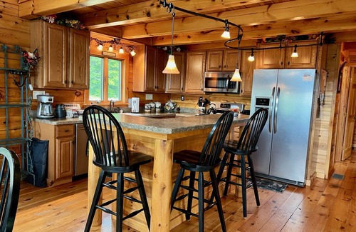 Ralston Cabina | Adventure awaits at this log home with a spectacular view!
