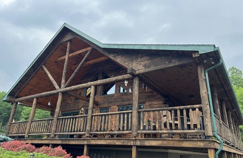 Ralston Cabina | Adventure awaits at this log home with a spectacular view!
