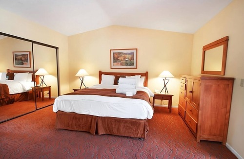 San Diego Country Estates Hotel | Adventure Awaits! Pool, Mountain Biking, Fishing, Short Drive to Lenora Winery