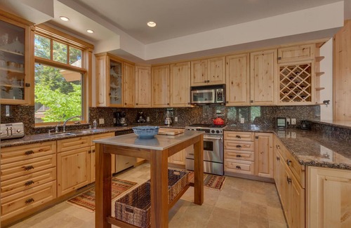 Tahoe Vista Casa | Adventure Awaits - Walk to Lake: 5 dormitorios BR / 4 BA cinco dormitorios en Tahoe Vista, capacidad para 12
