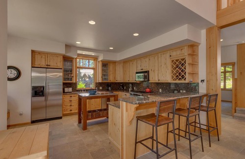 Tahoe Vista Casa | Adventure Awaits - Walk to Lake: 5 dormitorios BR / 4 BA cinco dormitorios en Tahoe Vista, capacidad para 12
