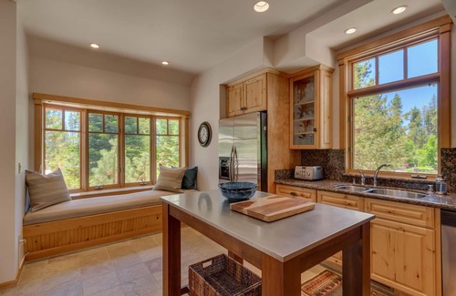 Tahoe Vista Casa | Adventure Awaits - Walk to Lake: 5 dormitorios BR / 4 BA cinco dormitorios en Tahoe Vista, capacidad para 12