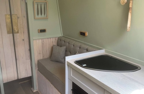 Normanton Alquiler De Eote | Adventure for 2! Tranquil, cosy boat life staycation or self drive holiday hire.