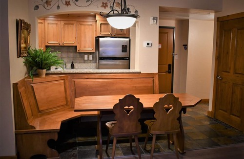 Midway Villa | Adventure Hub~Backcountry Ski|Snowmobile|Scuba Diving Villa 3050-1