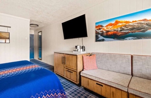 Mammoth Lakes Hotel | Adventure-Ready Room Near Devils Postpile, Pet-Friendly & Great for Hiking