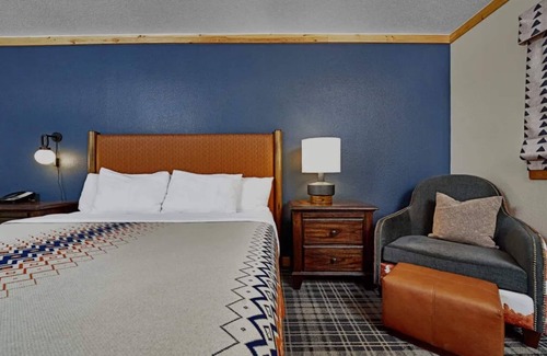 Mammoth Lakes Hotel | Adventure-Ready Room Near Devils Postpile, Pet-Friendly & Great for Hiking