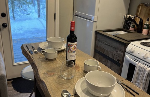 Whitefish Cabina | Adventure seekers, dog friendly Tiny house w/ private access to Lion Mtn. Trail