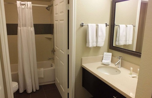 Las Colinas Hotel | Adventure Trip! Minutes’ Walk from Thomas Jefferson Park! 2 Spaces, Onsite Pool!