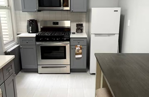Industry Apartamento | Adventures In NYC Only 10 Mins to NYC