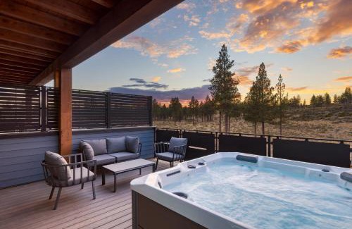 Bend Casa | Aerie Stylish 6 Unit Buyout 15BDR Near Downtown Mountain Views Hot Tub