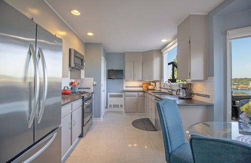 South Westside Casa | AERIE VIEW Classic character close to downtown w view of Mt Rainier & Budd inlet