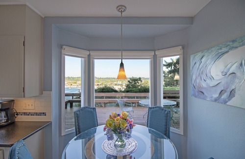 South Westside Casa | AERIE VIEW Classic character close to downtown w view of Mt Rainier & Budd inlet