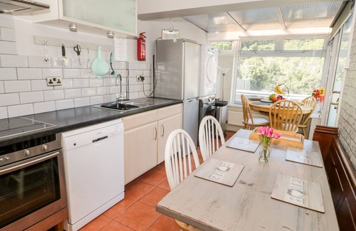 Llanfairfechan Cabaña | AERONFA, pet friendly, with open fire in Llanfairfechan