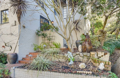 Glenview Apartamento | Aesthetically Elegant Downstairs Unit In Oakland 1 Bedroom Apts by Redawning
