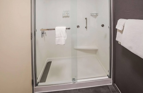 Chandler Hotel | Affordability Meets Comfort! Contemporary and Pet-friendly Unit, Swimming Pool!
