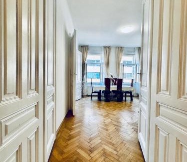 Schottenfeld Apartamento | Affordable 1BR & 1LR Apt, 7 Min to Westbahnhof