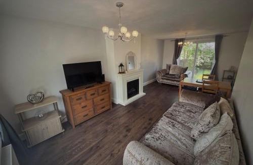 Newark upon Trent Casa | Affordable 3 Bedroom House,Sleeps 5,Free parking,close to City, Home from Home