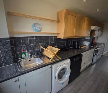 Newark upon Trent Casa | Affordable 3 Bedroom House,Sleeps 5,Free parking,close to City, Home from Home