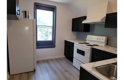 Winnipeg Apartamento | Affordable 4 bedrooms /FREE parking/15 mins to Airport/ FREE monthly Cleanings