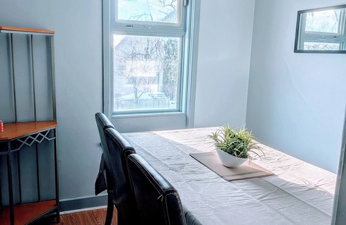 Winnipeg Apartamento | Affordable 4 bedrooms /FREE parking/15 mins to Airport/ FREE monthly Cleanings